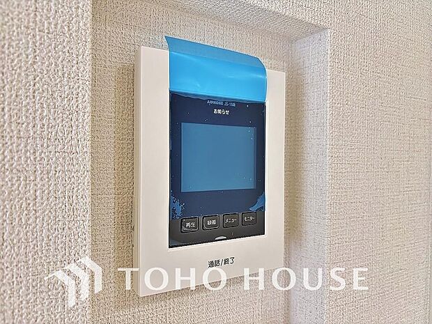 見える安心をカタチにしました。誰が来ても一目で相手の顔がわかる、モニター付きインターホンを設置しています。お子様の留守番時や防犯面でも、非常に効果的で、毎日の暮らしに確かな安心感をプラスする設備です。