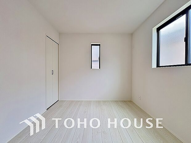 お子様の心と身体を見守る子供部屋として、小さな自立心を育むお部屋作り、を見越してご覧下さい。プライベートな時間を大切にしながら、のびのびと自分らしさを育み、健やかに成長できる、快適な空間を実現します。