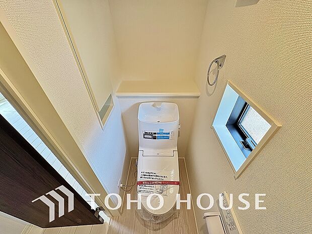 清潔な空間であって頂けますように、目に留まるだけではなく、汚れをふき取り易いフロアと壁紙をチョイス。快適な温水洗浄便座付。手洗い一体型のトイレはスペースの節約ができ、ゆったりとした空間が確保できます。