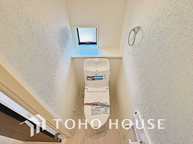 清潔な空間であって頂けますように、目に留まるだけではなく、汚れをふき取り易いフロアと壁紙をチョイス。快適な温水洗浄便座付。手洗い一体型のトイレはスペースの節約ができ、ゆったりとした空間が確保できます。