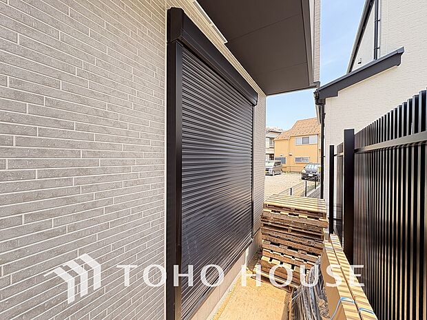 「シャッター」防犯面にも非常時にも安心のシャッターが完備されております。軽い力でもスムーズに開け閉めができ、女性でも安心して開閉していただけます。