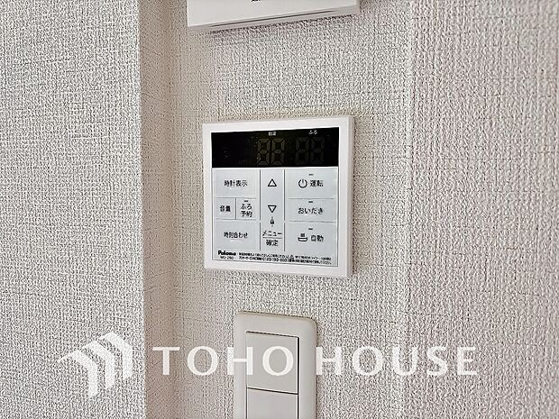 スイッチひとつで、自動のお湯張りから保温、追い焚きまでこなす便利なオートバス機能。忙しい毎日でも、ボタンを押すだけでいつでも適温の湯船に浸かることができ、一日の疲れを癒やす快適なバスタイムを叶えます。