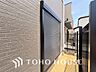 設備：「シャッター」防犯面にも非常時にも安心のシャッターが完備されております。軽い力でもスムーズに開け閉めができ、女性でも安心して開閉していただけます。