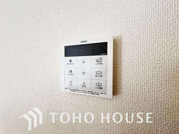 家族がいつでも温かいお風呂に入ることができる追い炊き機能が付いた浴槽はとても便利な機能です。家事の合間に手軽に操作できるため、生活リズムが異なるご家族でも常に心地よい温かなお湯が優しく迎えてくれます。
