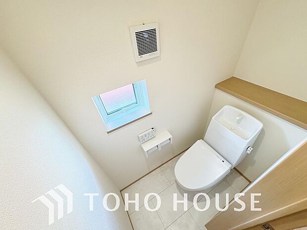 清潔な空間であって頂けますように目に留まるだけではなく汚れをふき取り易いフロアと壁紙をチョイス。サッと一拭きするだけで簡単に見栄え良く保てるため、毎日の掃除がスムーズになり家事時間を大幅に削減します。