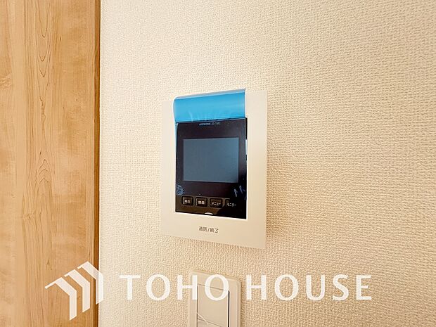 「見える安心」をカタチにしました。誰が来てもわかる様にモニター付きインターホンを設置。来客の顔を室内からしっかり確認できるため、不審者の侵入や不要な勧誘を未然に防ぎ日々の暮らしに高い安全性を届けます。