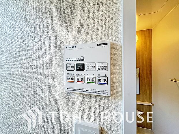 浴室暖房乾燥機を完備しており、雨天時のお洗濯も安心です。花粉の季節や梅雨時期でも洗濯物をカラッと清潔に仕上げられるほか、浴室内のカビ発生をしっかりと抑制できるため、日々の面倒なお掃除の手間も省けます。