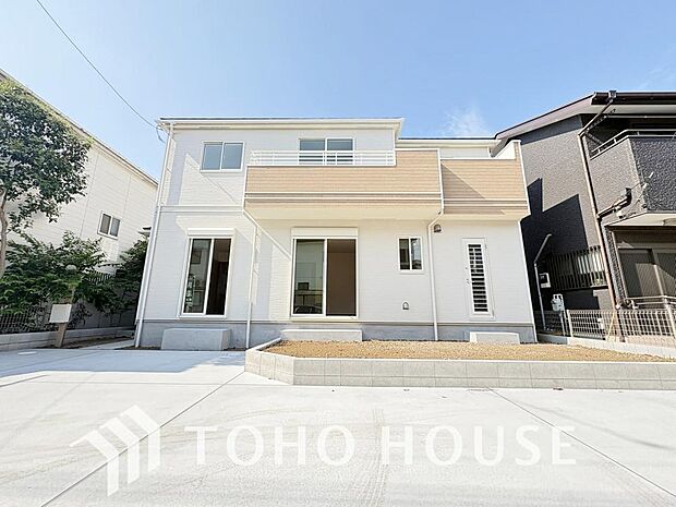 忙しく過ぎゆく日常を置き去るほど、ゆったりした時間が流れる住環境です。緑豊かな自然に包まれたこの場所は、四季の移ろいを肌で感じながら日々の疲れを優しく癒やし、心穏やかに暮らせるの隠れ家となります。
