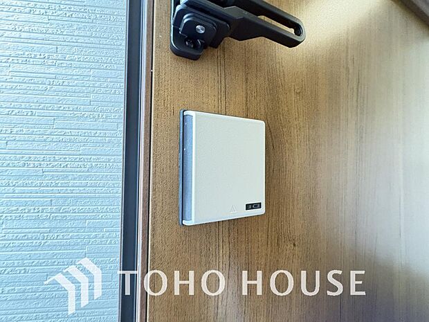 ボタンひとつで鍵の施錠・解錠が出来る設備。防犯対策への意識が高まっている最近では、補助錠として鍵穴のない電子錠を選ぶ方も増えています。
