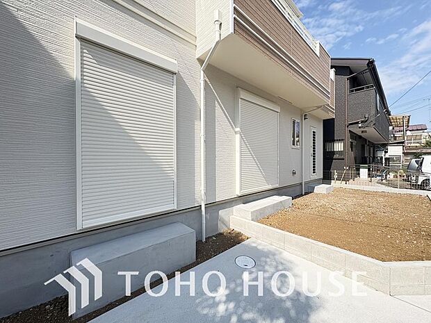 戸建にも防犯機能のシャッターを完備しております。寒い冬でも部屋の中から開閉が可能です。わざわざ窓を開ける必要がないため室内の温かい空気を一切逃がさず、毎日の暮らしをいつでも快適にサポートしてくれます。