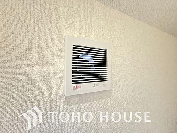 従来の自然換気とは異なり、強制的に室内の空気の入れ替えを自動的に行う事を可能とした「換気設備」のこと