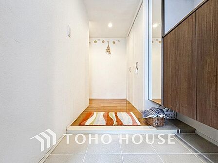 毎日みんなを見送り、そして迎え入れる場所だから。帰りたくなる家をテーマに設計した自慢の玄関です。明るく開放的な空間が優しく家族を包み込み、一歩足を踏み入れるだけでホッと心が安らぐ温かさに満ちています。