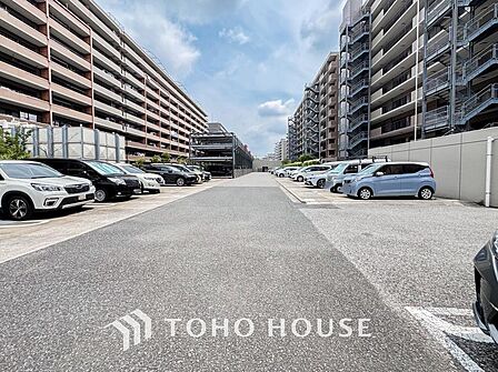 敷地内駐車場（空き状況、料金等についてはお気軽にお問合せください。）重い買い物袋がある日でも玄関までの距離が短いため移動がスムーズ。不審者の侵入を防ぐ防犯性も兼ね備え、家族みんなが快適に利用できます。