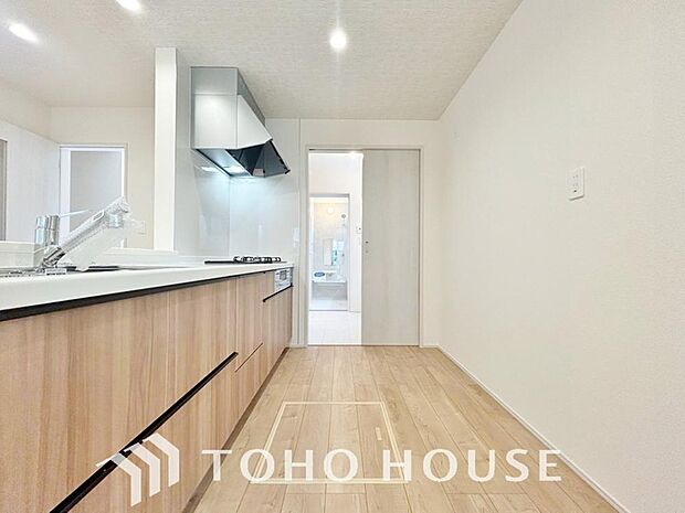 随所に、料理への配慮が施された、美しく使いやすいキッチン空間。優しい温もりに包まれた広々スペースなら、毎日の調理作業も快適でスムーズです。料理の時間が楽しみになり、日に日に腕前も上がりそうな設計です。