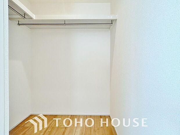 たっぷりと荷物が収納できるよう、ウォークインクローゼットを完備しました。実際の大きさや、広さの感覚は、画像とは異なりますので、ぜひ現地に足を運んでいただき、ご自身の目でその魅力を確かめてみてください。
