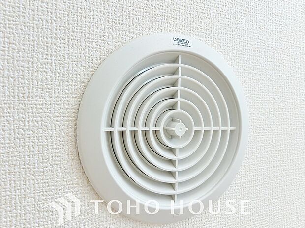 綺麗な家を実現するため、常に新鮮な空気を循環させる先進の換気システムを搭載。室内のハウスダストや、湿気を効率よく排出し、ご家族の健康を守りながら、毎日を心地よく健やかに過ごせる室内環境をキープします。