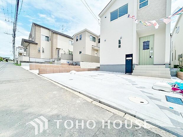マンションとは異なり、移動がスムーズな敷地内駐車場を完備。荷物の多い日も安心です。いつでも自宅の目の前で愛車のお手入れができるため、車好きのご主人様も大満足。日々のカーライフがより快適になります。