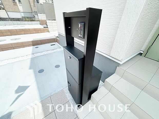 留守中だけでなく、在宅時でも手が離せない時に荷物を受け取れるため、再配達を依頼する手間や待つ時間がなくなり、時間を有効に使えます。配達時間を気にせず、お出かけや日々の暮らしを楽しめる、便利な設備です。