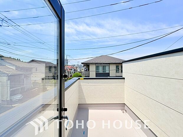 頬をなでる優しい風を感じることが出来るバルコニー。つい深呼吸をしたくなる気持ちの良い眺望です。