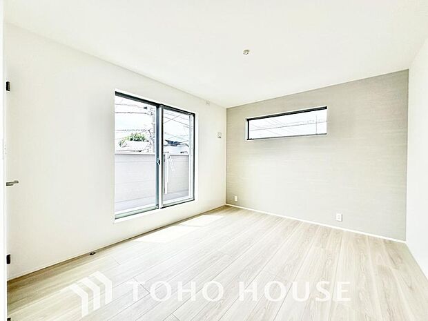 快適な光と心地よい風を取り入れ、心と体をゆったりと安らげる寝室です。広々とした洋室は寝室に最適です。ベッドやデスク、ドレッサーなどを配置しても、ゆとりある空間で、一日の疲れを心地よく癒やしてくれます。
