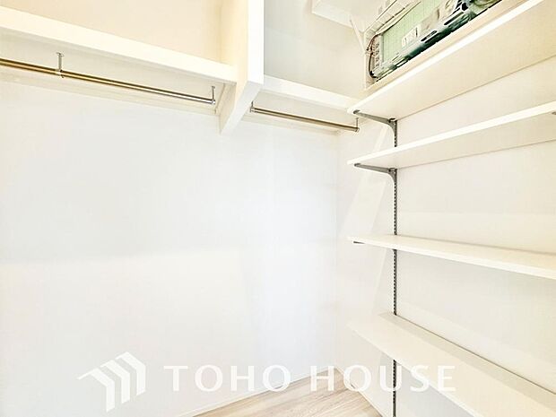たっぷりと荷物が収納できるよう、ウォークインクローゼットを完備しました。実際の大きさや、広さの感覚は、画像とは異なりますので、ぜひ現地に足を運んでいただき、ご自身の目でその魅力を確かめてみてください。