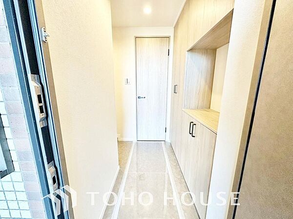 毎日みんなを見送り、そして迎え入れる場所だから・・・帰りたくなる家をテーマに設計した、自慢の玄関です。人を迎え入れる最初の場所だからこそ、清潔感がある空間にして頂ける様シューズボックスを設置しました。