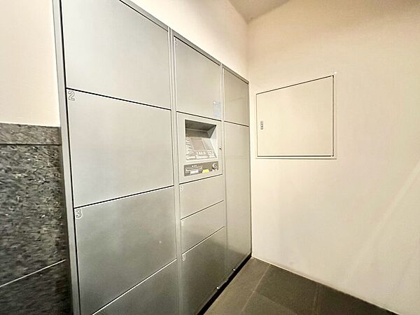 留守中だけでなく、在宅時でも手が離せない時に荷物を受け取れるため、再配達を依頼する手間や待つ時間がなくなり、時間を有効に使えます。配達時間を気にせず、お出かけや日々の暮らしを楽しめる、便利な設備です。