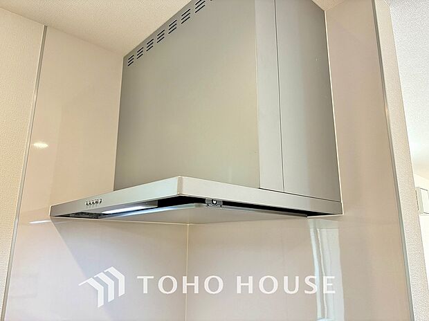 静音性や省エネ性に優れ、デザインもスタイリッシュな最新レンジフード。効率的な換気で料理を快適にし、面倒なお手入れの手間も省けます。空間を美しく、引き締める洗練された機能美を、ぜひ現地でお確かめ下さい。