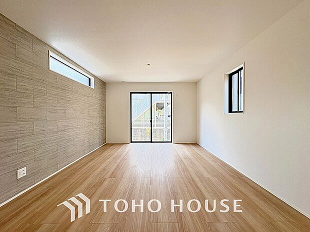 清潔感あるホワイトの壁紙と温もり溢れるカラーの床材が見事に調和した本邸宅。