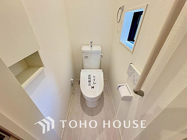 十分な広さと清潔感のあるカラーで纏まったおトイレ。時間に余裕とゆとりを持たせます。
