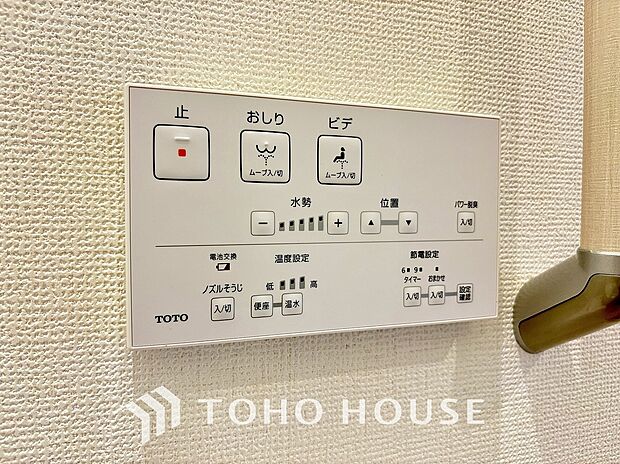 快適な温水洗浄便座(ウォシュレット)を完備。毎日使う場所だからこそ清潔でお手入れがしやすい衛生的な機能にこだわりました。冬場でも便座が温かく、季節を問わず誰もが心地よく使える嬉しい標準設備となります。