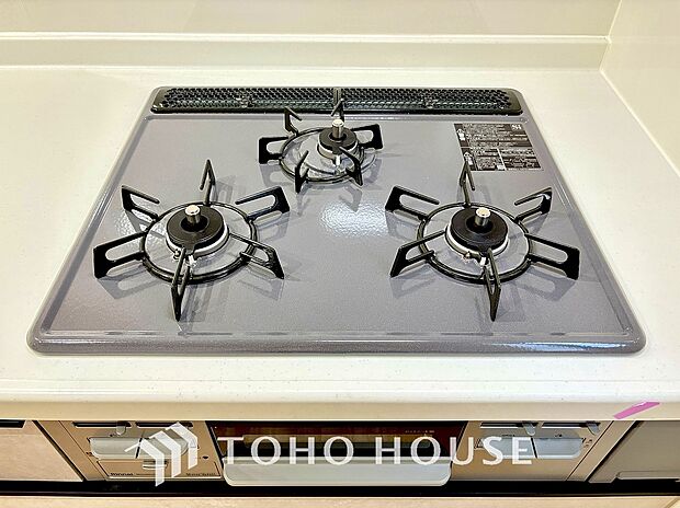 一度に複数のお料理を並行して作れる、便利な3口コンロを採用。毎日のキッチンタイムを大幅に効率化し、忙しい時間帯の家事をサポートします。料理がもっと楽しくなる、機能的で使いやすい設備を現地でご覧下さい。