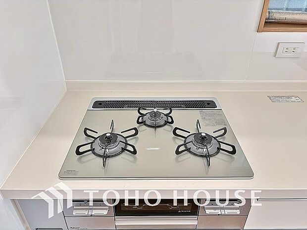 3口コンロは一度に複数のお料理を作ることができるメリットがあります。毎日のキッチンタイムを効率よく。主菜を炒めながら汁物を温め、もう一品も進行。手際よく品数を増やせ、忙しい毎日の夕食作りがスムーズに。