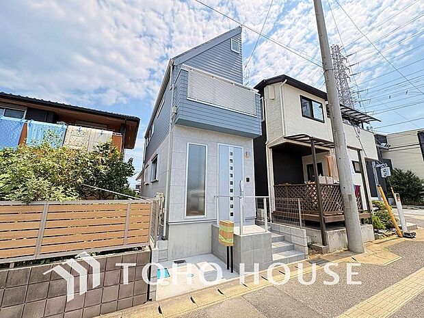 一日の中で多くの時間を過すことになる住まいだからこそ、いつも穏やかな空間であるように心掛けています。光と風が心地よく通り抜ける開放的な設計が、家族の日常に寄り添い、上質な時間を末永く育んでくれますね。
