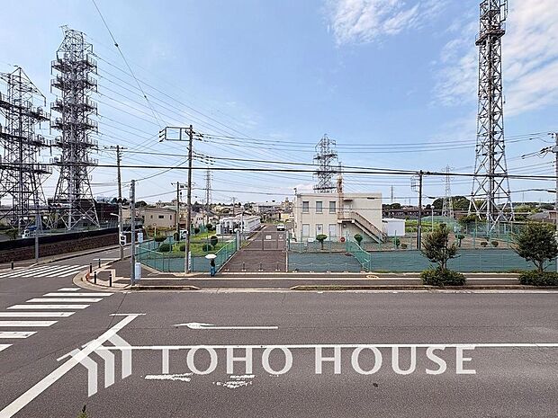 豊かな眺望にふさわしい空間は、通風・採光に優れ、心地よい光と風があふれています。明るい陽ざしが差し込む開放的なリビングとも繋がり、毎日の暮らしに上質な癒やしと特別な時間を届けてくれる素敵な住まいです。
