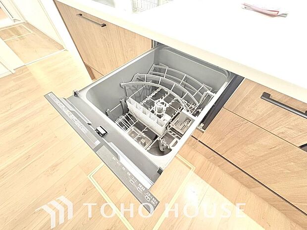 ビルトイン食器洗浄乾燥機付きのシステムキッチン。毎日の家事負担を大幅に軽減する、主婦・主夫に嬉しい設備です。手洗いよりも節水できるうえ高温乾燥で衛生面も安心。空いた時間を家族との団らんに充てられます。