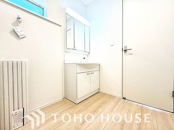 平日の朝でも落ち着きと寛ぎを感じられ、気持ちよく身だしなみを整えられる洗面空間。シンプルだからこそ使いやすく、お掃除もしやすいスタンダードなデザインの洗面台なので、いつでも清潔な状態をキープできます。