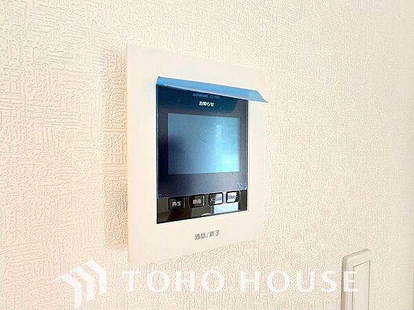 見える安心をカタチにしました。誰が来ても一目で相手の顔がわかる、モニター付きインターホンを設置しています。お子様の留守番時や防犯面でも、非常に効果的で、毎日の暮らしに確かな安心感をプラスする設備です。