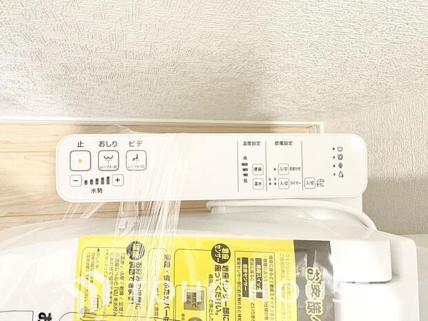 清潔で快適なトイレタイムをサポートする、温水洗浄便座を完備しました。気になるニオイを抑える脱臭機能なども備えており、いつも爽やかで心地よい空間を保ちます。日々の暮らしに寄り添う嬉しいこだわり設備です。