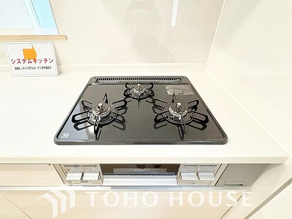 毎日料理をする方や、品数を多く作りたいご家族に、嬉しい3口コンロ。複数の調理を同時に進められるため、忙しい時間帯の夕食準備もスムーズにはかどります。料理の効率と、楽しさを広げてくれる、必須の設備です。