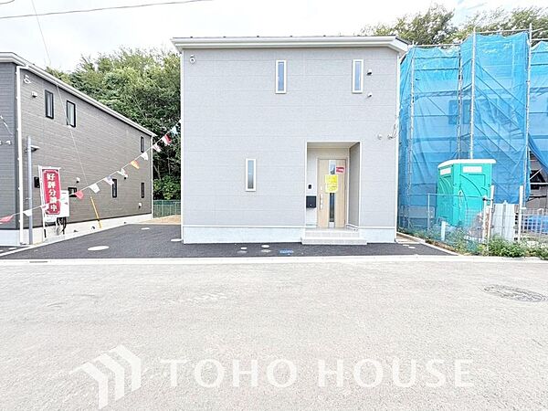単に見た目や質感の良さを、追求するだけではありません。私たちは、建物の基礎や構造といった、目には見えにくい部分にこそ、徹底的にこだわります。住む人の、未来と安全を支える、誠実な家づくりをお届けします。