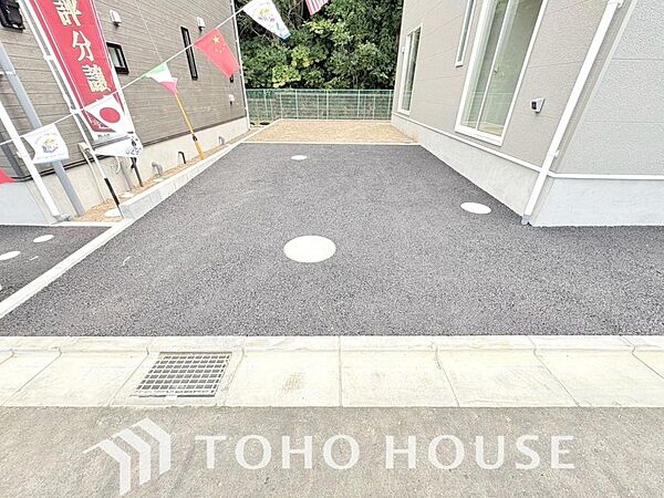 マンションとは異なり、移動がスムーズな敷地内駐車場を完備。荷物の多い日も安心です。いつでも自宅の目の前で愛車のお手入れができるため、車好きのご主人様も大満足。日々のカーライフがより快適になります。