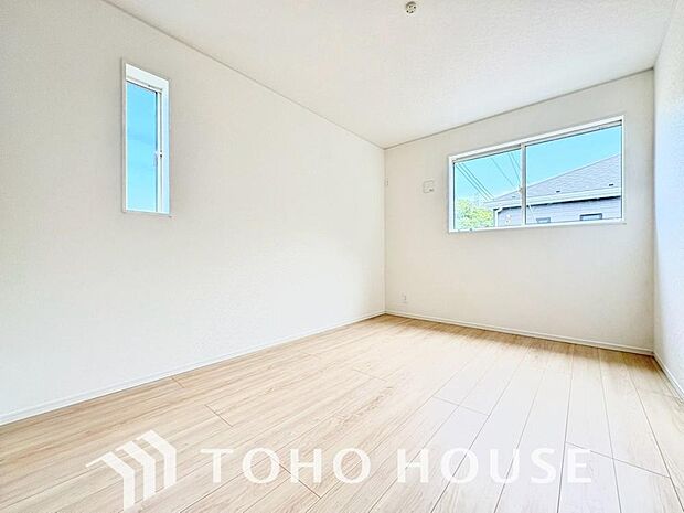 窓が2ヶ所あるため、風の通り道ができ、効率よく換気ができるお家です。室内の空気や、湿気がこもりにくく、常に新鮮な空気を取り込める、心地よい住環境が魅力です。明るく、開放感のある暮らしを叶えてくれます。