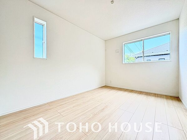 心地よい「光と風」が通り抜ける、心身ともに安らげる広々とした洋室です。主寝室に最適な設計で、大型のベッドやデスク、ドレッサーなどを並べて置いても十分なゆとりがあり、贅沢なプライベート時間を過ごせます。