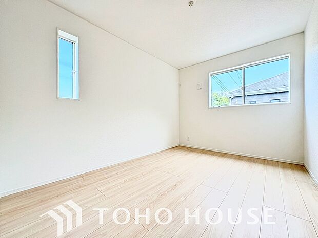心地よい「光と風」が通り抜ける、心身ともに安らげる広々とした洋室です。主寝室に最適な設計で、大型のベッドやデスク、ドレッサーなどを並べて置いても十分なゆとりがあり、贅沢なプライベート時間を過ごせます。