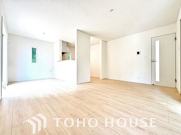 光と風が心地よい開放的なリビングは、自然と家族が集まる住まいの特等席です。家の中で一番明るく、使い勝手のよさにこだわった空間に仕上げています。家族みんながのびのびと過ごせる、開放感あふれる住まいです。