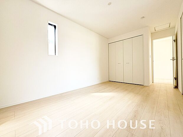 心地よい「光と風」が通り抜ける、心身ともに安らげる広々とした洋室です。主寝室に最適な設計で、大型のベッドやデスク、ドレッサーなどを並べて置いても十分なゆとりがあり、贅沢なプライベート時間を過ごせます。