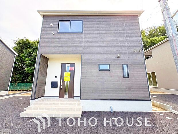 単に見た目や質感の良さを、追求するだけではありません。私たちは、建物の基礎や構造といった、目には見えにくい部分にこそ、徹底的にこだわります。住む人の、未来と安全を支える、誠実な家づくりをお届けします。