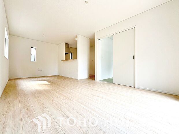 光と風が心地よい開放的なリビングは、自然と家族が集まる住まいの特等席です。家の中で一番明るく、使い勝手のよさにこだわった空間に仕上げています。家族みんながのびのびと過ごせる、開放感あふれる住まいです。