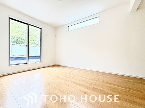 お子様の心と身体を見守る子供部屋。小さな自立心を育むお部屋作りを見越してぜひご覧ください。成長に合わせたレイアウト変更もしやすく、のびのびと過ごせる工夫が詰まった、家族の未来に寄り添う快適な空間です。